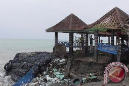 Wisata Kuliner Jembrana Hancur Dihantam Ombak