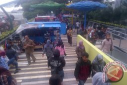 Warga Antusias Berwisata Ke Teras "Skywalk" Cihampelas