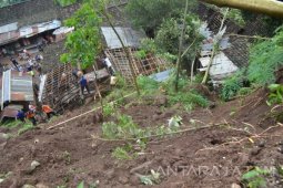 Korban Longsor di Situbondo Minta Direlokasi (Video)