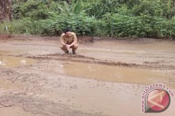Jalan nasional di dua kabupaten rusak parah
