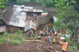 Pemkab Situbondo Berikan Sembako Kepada Korban Longsor (Video)
