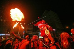 9 naga Singkawang ikut pawai lampion