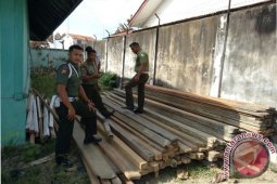 Tim gabungan Aceh Selatan amankan kayu ilegal