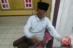Kakek renta ini mencari keberadaan anaknya di Muara Bulian