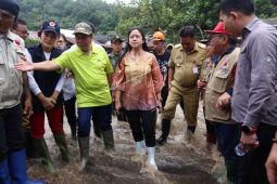 Menko PMK Bantu Korban Banjir Bitung