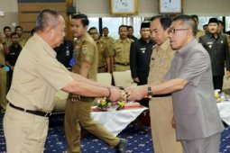 Rimir Mihardi Dan Tyas Nuziar Serahkan Bupati Tulangbawang Dan Mesuji