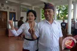 Dewa Sukrawan Coblos Di TPS 9 Bungkulan