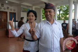 Dewa Sukrawan Nyoblos Bersama Istri