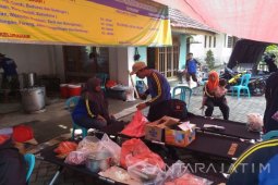 Polisi Bantu Dapur Umum Korban Puting Beliung Krian ( Video)