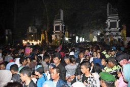 Pengunjung Air Mancur "Berjoget" Purwakarta Membludak