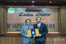 Kakak-Adik Lulus Doktor Bersamaan di Unair
