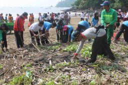 Tulungagung Peringati HPSN dengan Bersihkan Pantai Gemah