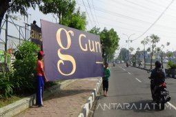 Bupati Gresik Bongkar Papan Iklan Bermasalah