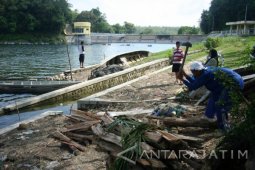 UPT Keluarkan Air Waduk Pacal Bojonegoro