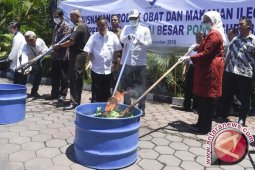 Ratusan Dus Sosis Asal Malaysia Dimusnahkan