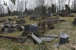 Muslim Amerika Iuran Untuk Perbaiki Makam Yahuni
