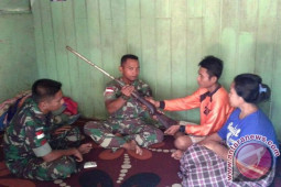 Satgas Pamtas Kembali Terima Senjata Api Rakitan