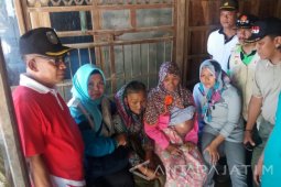 Anggota TNI Situbondo Galang Dana Untuk Penderita Tumor (Video)