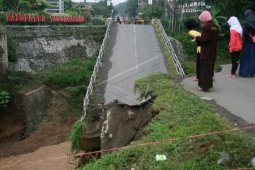 Jembatan Jalur Utama Putus