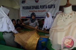 PELATIHAN MENJAHIT SISWA DIFABEL