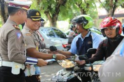 Kapolres Sumenep Bagikan Selebaran "Kamseltibcar" Lalu Lintas