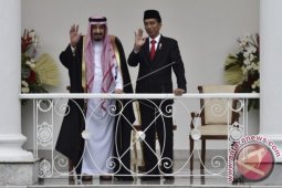 Jubah Kebesaran Raja Salman