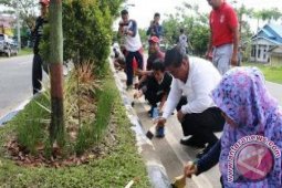 Ratusan Pegawai Penajam Lakukan Pengecatan Median Jalan