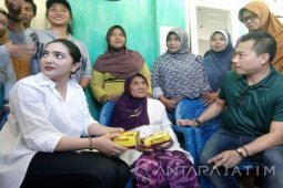 Anang-Ashanty Kunjungi Nenek Rokaya di Panti Wreda Puger
