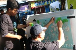 UMS-Mahasiswa Difabel Hias Bantaran Sungai Surabaya
