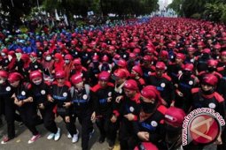 Ratusan orang "long march" peringati Hari Perempuan