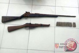 Warga Telaga Kodok Serahkan Senjata Ke Aparat