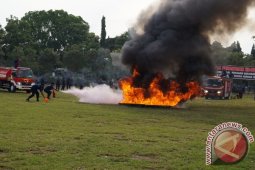 Petugas Damkar Gianyar Tunjukkan Kemampuan Jinakkan Api