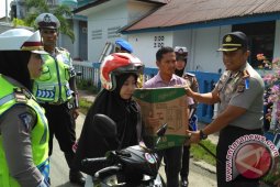 KPKB Aceh Barat bagikan sajadah ke warga