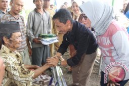 PKK - Karang Taruna "bedah" Rumah Warga Lansia