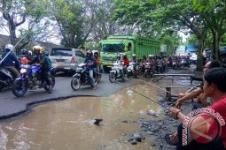 Warga Bengkulu Gelar "Mancing On The Street"
