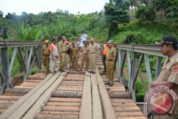 Gubernur Gorontalo Tinjau Jembatan "bailey" Lokasi Longsor
