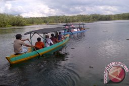 Menikmati Keindahan Danau Hatiwin Tapin