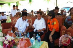 Pemkab-Basarnas Salurkan Bantuan 100 Pelampung Nelayan
