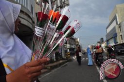 Mahasiswa Bagikan Bunga Peringati Hari Perempuan Internasional