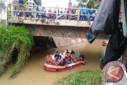 Seorang bocah terjatuh ke sungai di Jambi