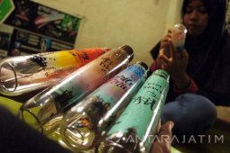 Seni Lukis 'Lettering' Lampu Bekas