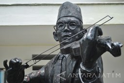 Patung WR Soepratman