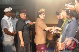 Bupati Badung Serahkan Dana Bantuan Kreativitas STT