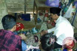 BUPATI TANAH LAUT MENGUNJUNGI NENEK RUSMIATI