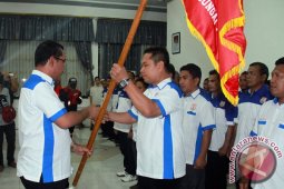 H AHMADI MENERIMA BENDERA DAN DILANTIK