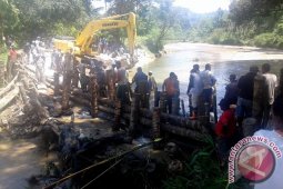 Ribuan petani Abdya perbaiki bendungan irigasi