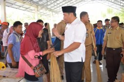 Bupati Hamim Bagikan "Sapu Lidi" ke Pasar