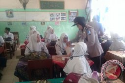 Polsekta Banjarmasin Timur Lakukan Razia Di Sekolah