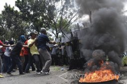 Simulasi TNI AU Hadapi Pendemo