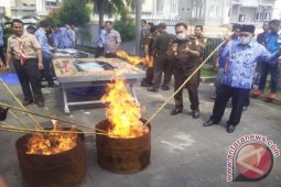 Kejari Musnahkan Sejumlah Barang Bukti
